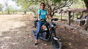 Marta Lorena Ordóñez en motocicleta en un entorno rural