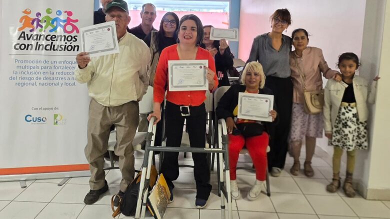 Grupo de participantes con certificados y ayudas de movilidad