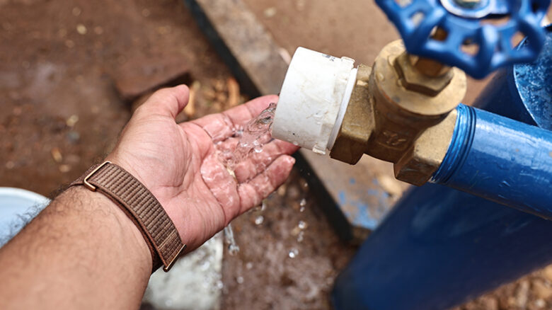 Una mano recibe agua de una llave