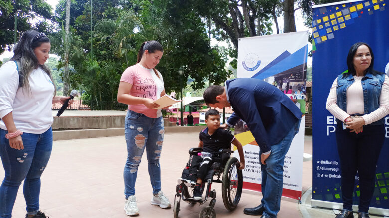 Un niño usuario de silla de ruedas participa en una actividad educativa