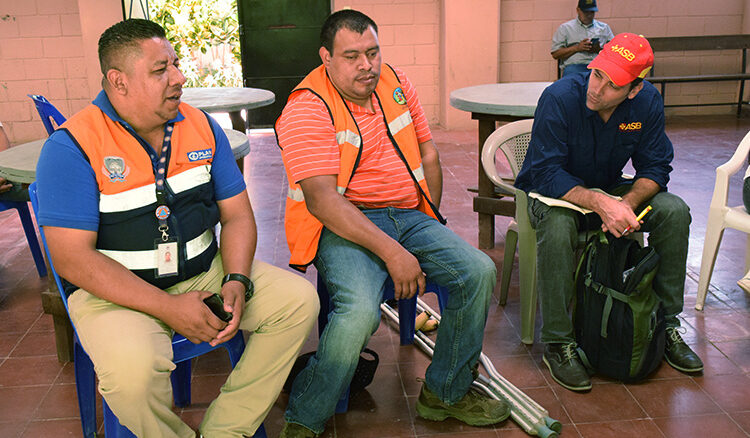 Participantes en una actividad sobre gestión inclusiva del riesgo de desastres